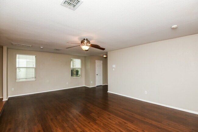 Building Photo - 205 Cres Ridge Dr