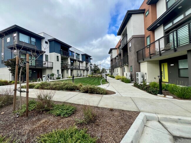 Building Photo - 250 Waters Park Cir