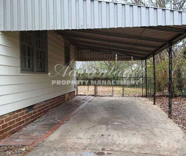 Building Photo - Charming 2 Bedroom | 1 Bath | University o...