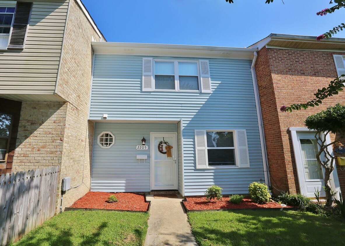 Primary Photo - Amazing 2 Bedroom Townhome in Washington S...
