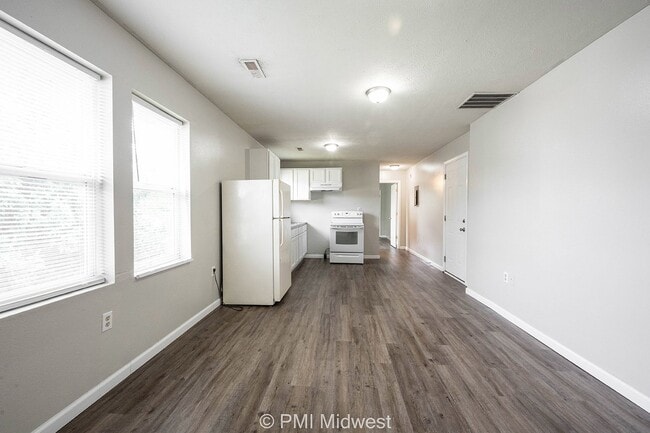 Building Photo - Cozy 2 Bed Apartment in Indianapolis with ...