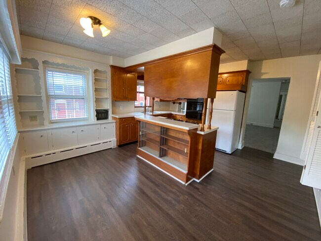 Enter into KItchen - 536 W Lemon St