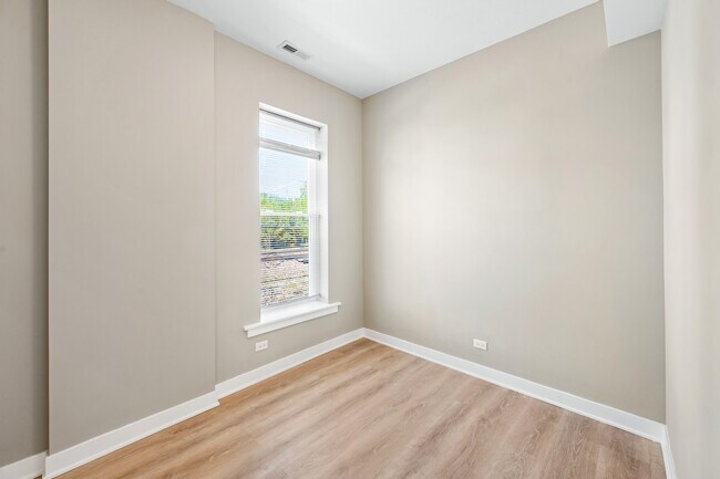 Foto del edificio - 1756 W School St