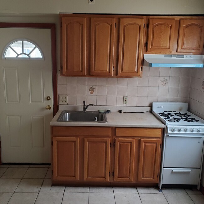 Kitchen - 27 Monroe St