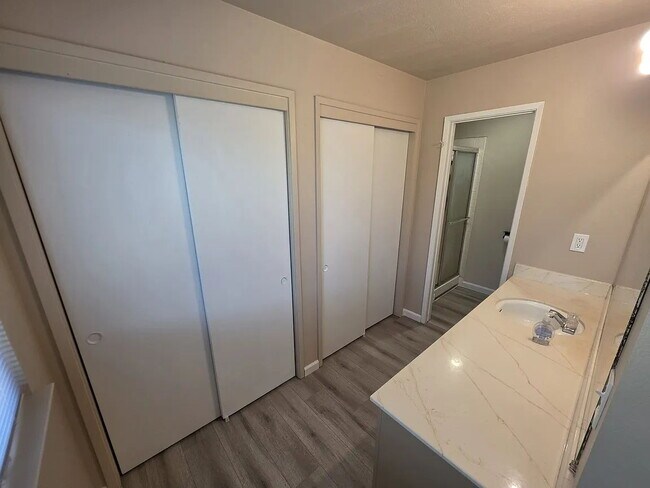 Foto del edificio - This charming newly renovated home has 3 bedrooms and 2 full bathroom.