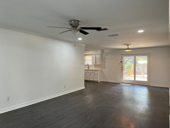 Foto del edificio - 3200 Greg Ln