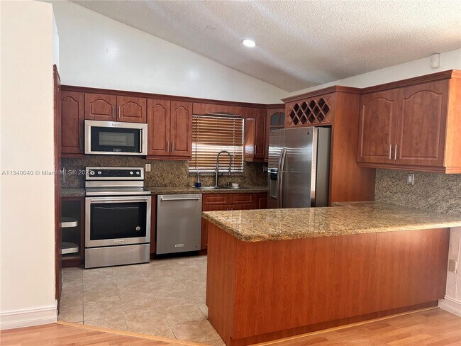 Foto del edificio - 18645 NW 54th Ct