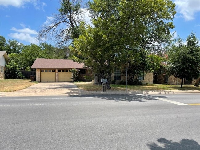 Building Photo - 503 Deep Wood Dr