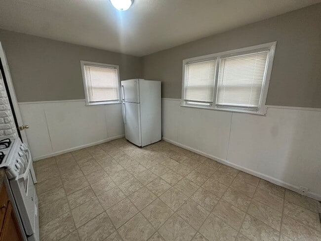 Building Photo - Spacious Living in Calverton Park