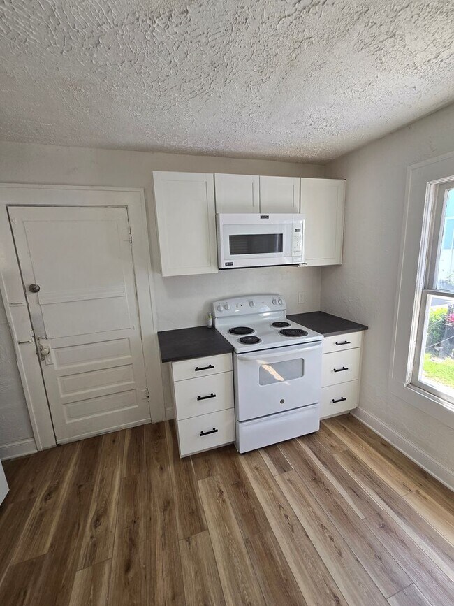 Foto del edificio - MOVE IN SPECIAL !! SPACIOUS 1/1 CONVENIENTLY LOCATED CLOSE TO DOWNTOWN ST. PETERSBURG