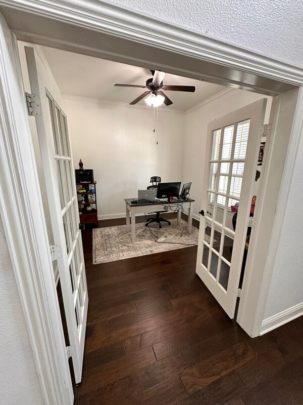 Foto del edificio - 704 Ely Ct