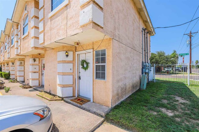 Building Photo - 4018 N Meadow Ave