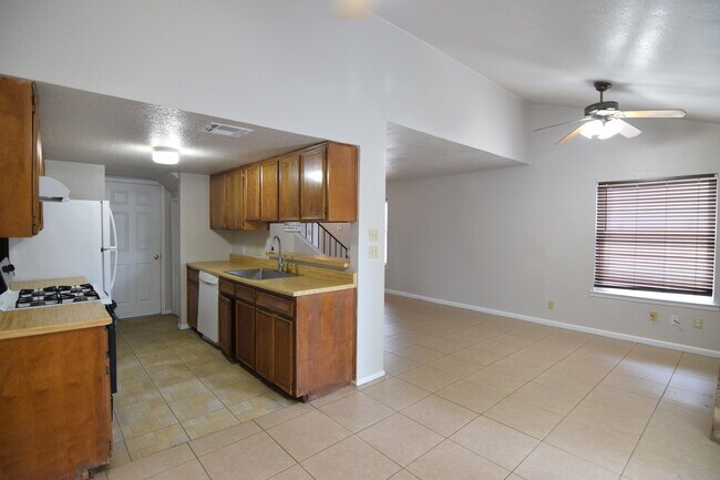 Foto del edificio - 2403 Skylark Cir