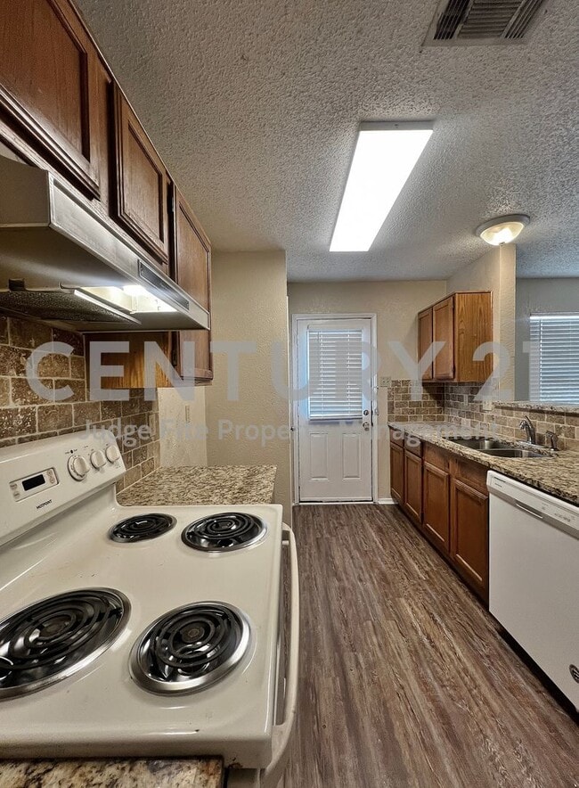 Building Photo - Charming 2/1 Duplex with Carport in Grand ...