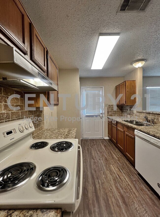 Foto del edificio - Charming 2/1 Duplex with Carport in Grand ...