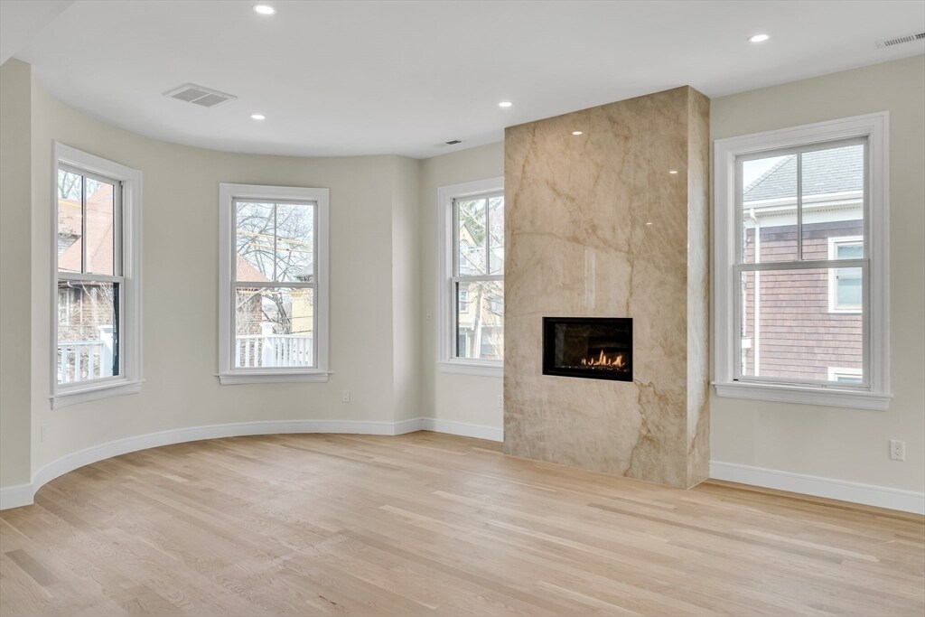 Primary Photo - 77 Thorndike St