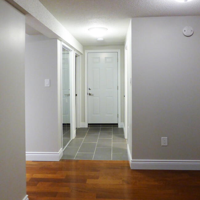 Entry hallway - 126 Freshmeadow Way