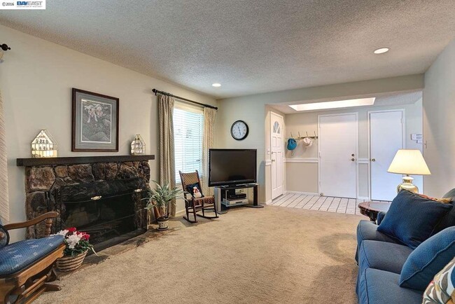 Building Photo - Beautiful Earthy Home Located Near Parks a...