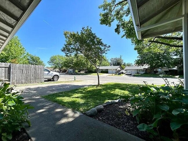 Building Photo - comfort and convenience in this thoughtful...