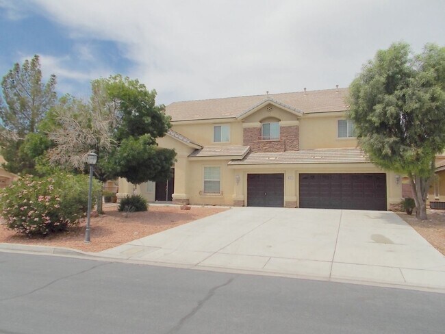 Building Photo - Beautiful 4BR Home with Pool, Loft, and 3-...