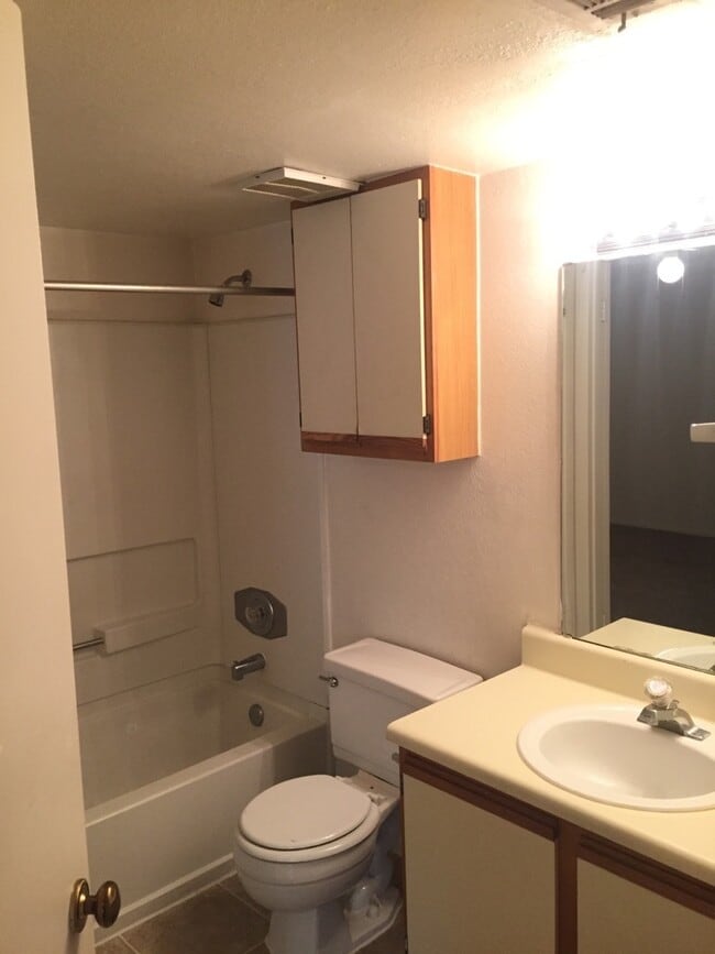 Building Photo - Spacious 2bed/2bath Condo For Rent at The ...