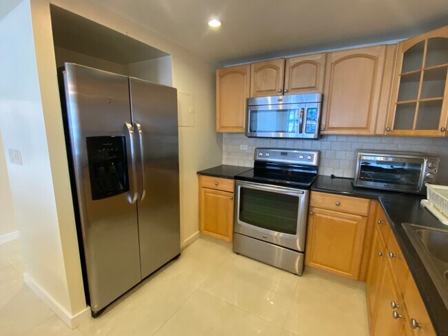 Building Photo - 6039 Collins Ave