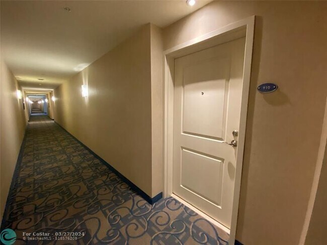 Foto del edificio - 7900 Harbor Island Dr