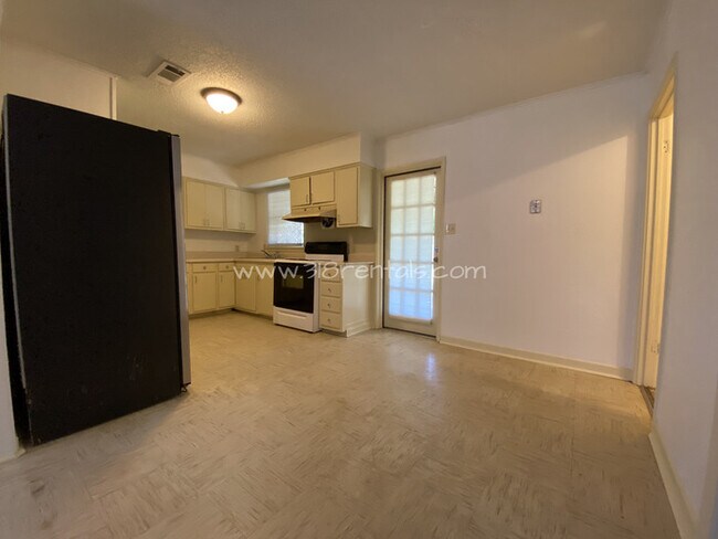 Building Photo - Swan Lake home available!