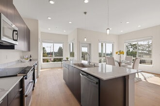 Building Photo - Bridgeview 125