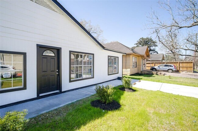 Building Photo - 7318 Dahlia St