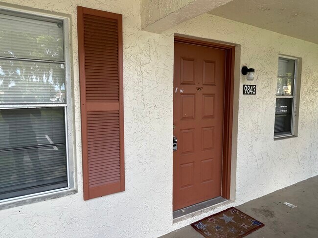 Foto del edificio - 9843 Three Lakes Cir