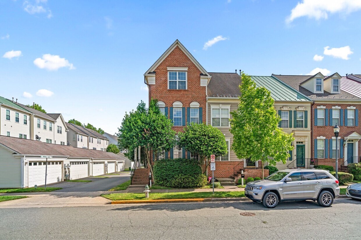 Primary Photo - 2 Bed 2.5 Bath - Lakelands Townhome - Deta...