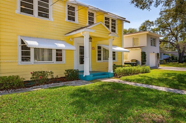 Building Photo - 216 N Lakeside Dr