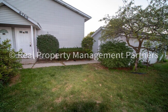 Foto del edificio - Newly Renovated 2-Bed, 1-Bath Lower Unit w...