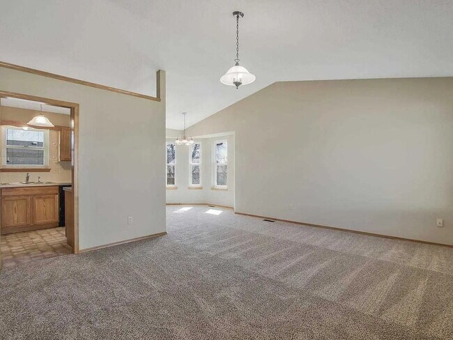 Building Photo - 812 S Red Oaks Cir