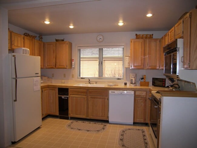 Building Photo - 3 Bedroom Condo in McCloud w 1 Car Garage! Great Location! New pricing!