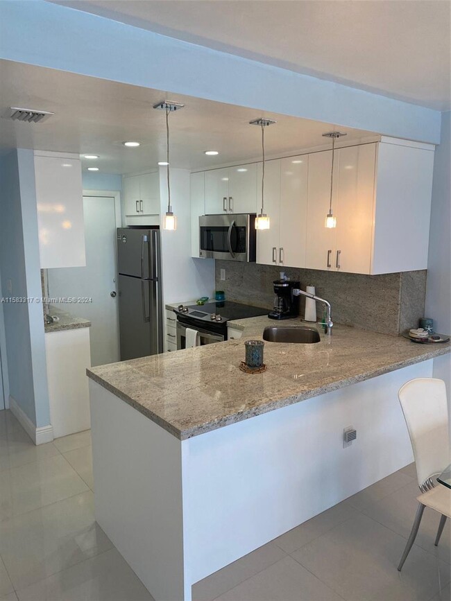 Building Photo - 2899 Collins Ave