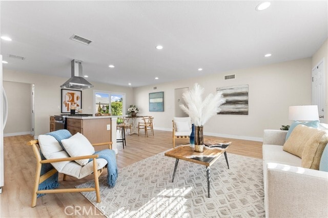 Foto del edificio - 15542 Mayflower Ln