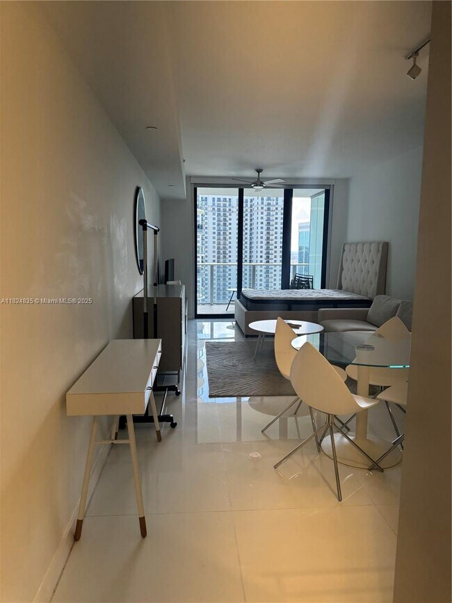 Building Photo - 1010 Brickell Ave