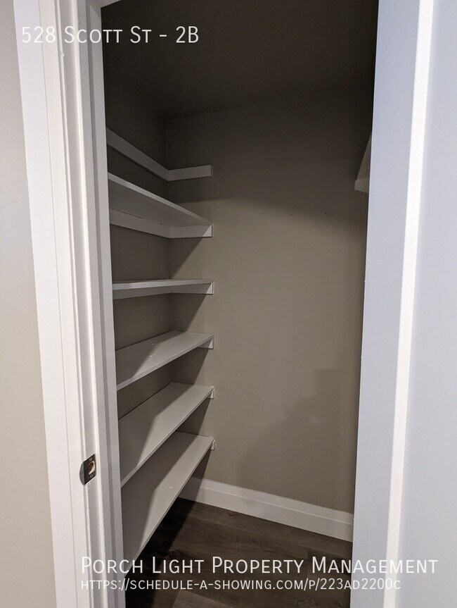 Photo du bâtiment - 2 Bedroom with A/C and STUNNING kitchen