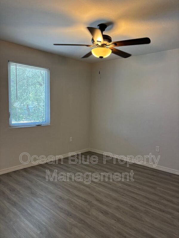 Building Photo - 3754 Lora St
