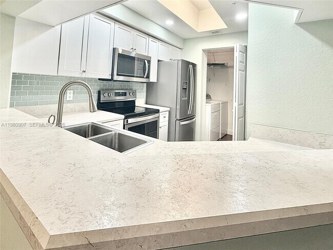 Foto del edificio - 3020 Alcazar Pl