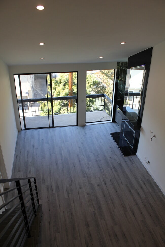 Building Photo - 723 Westmount Dr