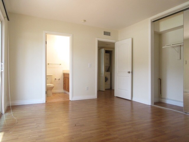 Foto del edificio - 5860 Hazeltine Ave