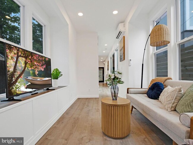 Foto del edificio - 1738 Glick Ct NW