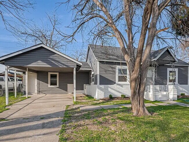 Building Photo - "Duplex- 2100 Sq Ft of Comfort!"