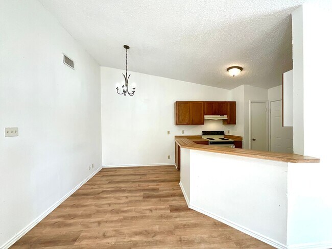 Foto del edificio - **APPLICATION RECEIVED** 2-Bedroom Duplex Near Highway 78- Pet-Friendly with Fenced Yard! SECTION...