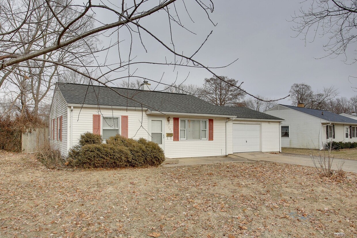 Primary Photo - Updated 2 bedroom, 1 bath house with Fence...