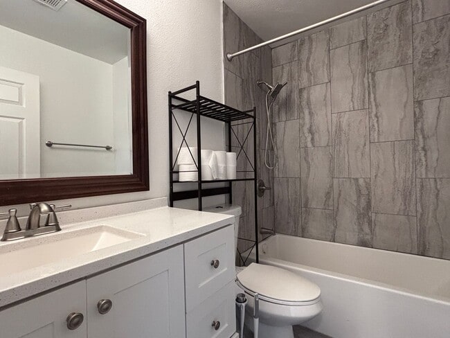 Foto del edificio - Great 2 bedroom 1 bath condo with a Covered Parking outdoor patio and in great Condition!