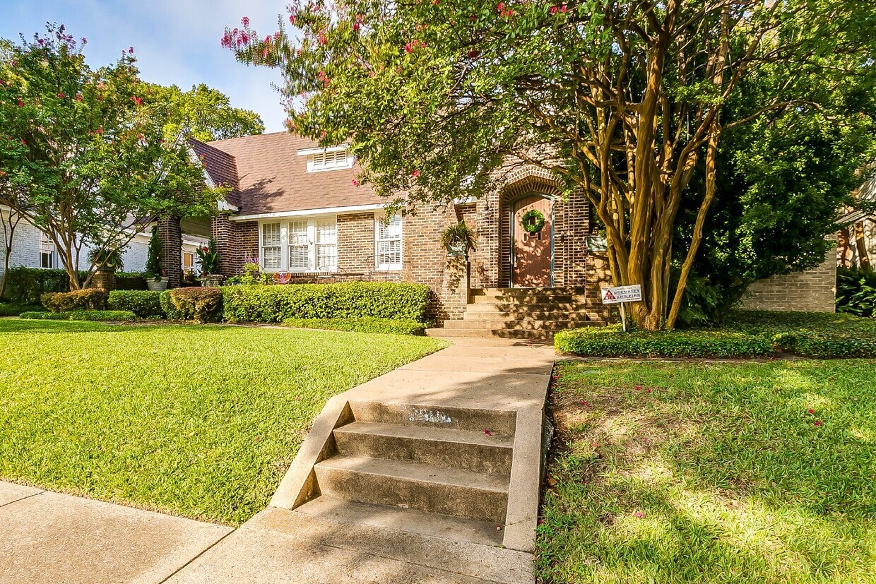 Darling English Tudor style home in the heart of the University District near TCU! - Darling English Tudor style home in the heart of the University District near TCU!